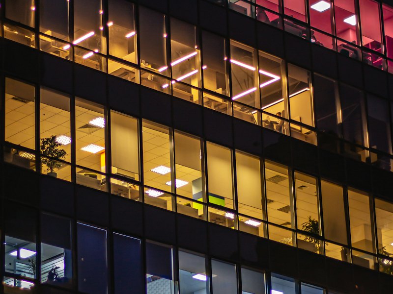 Oficinas iluminadas de noche en un edificio comercial