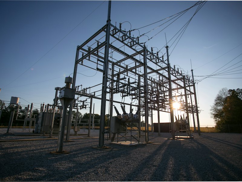 Subestación eléctrica al atardecer