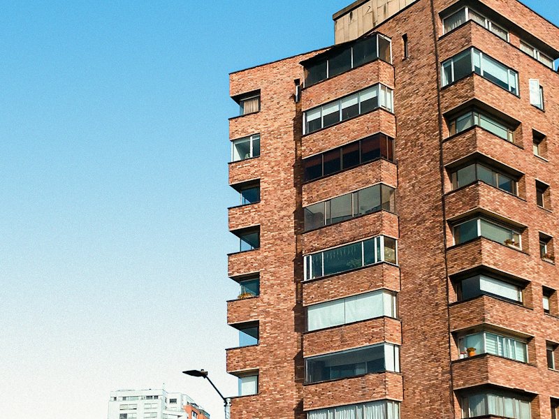 Edificio residencial de ladrillo en Bogotá